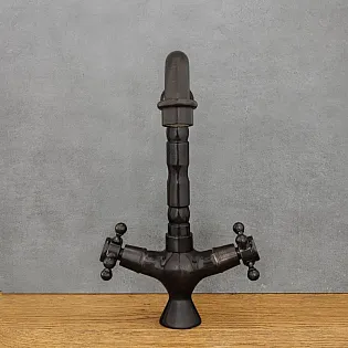 Melna misiņa brīvi stāvošs izlietnes jaucējkrāns, melns satīna pārklājums, augstums 27,5 cm, izteces garums 18 cm