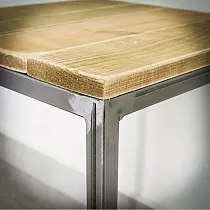 Kubinis metalinis kavos staliukas su dizaino mediniu paviršiumi ir tvirtu plieniniu rėmu, aukštis 50 cm, plotis 35 cm