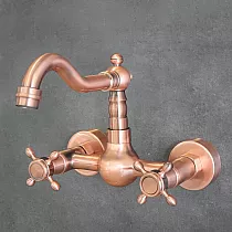 Senovinės išvaizdos sieninis žalvarinis maišytuvas, antikvarinio rožinio aukso efekto spalvos, aukštis 17 cm, snapelio ilgis 15 cm