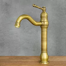 Retro stila stāvošais izlietnes jaucējkrāns no zeltīta misiņa ar nobružātu efektu, augstums 34 cm, iztekas garums 17 cm