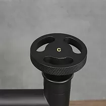 Pramoninio stiliaus vamzdžiai - juodos spalvos dviejų kanalų maišytuvas, pagamintas iš žalvario, aukštis 20 cm, snapelio ilgis 15 cm