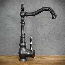 Vintažinio stiliaus virtuvės maišytuvas iš žalvario su elegantišku lenktu snapeliu, juodos spalvos, aukštis 31 cm, snapelio ilgis 18 cm