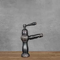 Retro stiliaus kriauklės maišytuvas iš žalvario juodos spalvos su raštais, aukštis 26 cm, su ištraukiamu snapeliu iki 100 cm