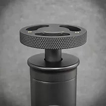 Stilīgs industriālā stila misiņa izlietnes jaucējkrāns melnā krāsā ar vienu pogu regulē ūdens plūsmu un temperatūru, augstums 30,5 cm, iztekas garums 15,5 cm