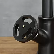 LOFT stiliaus kriauklės maišytuvas su reguliuojamu vandens srovės kampu, pagamintas iš žalvario, juodos spalvos, aukštis 185 mm, snapelio ilgis 125 mm,