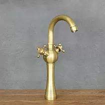 Retro stiilis valamusegisti messingist, kollast värvi, kõrgus 37 cm, tila pikkus 10,5 cm
