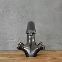 Zema augstuma izlietnes jaucējkrāns izgatavots no misiņa, melnā krāsā, augstums 16,5 cm, iztekas garums 14 cm