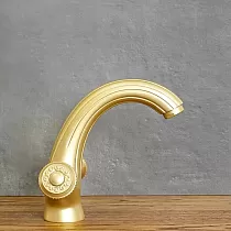 Retro stiliaus kriauklės maišytuvas iš žalvario senovinės žalvario spalvos, aukštis 16 cm, snapelio ilgis 11 cm