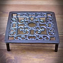 Virtuves dekoratīvais čuguna karsto katlu statīvs ar kvadrātveida formu ar kājām, izmēri 17,5 x 17,5 x 4,5 cm