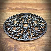 Virtuvės dekoratyvinis ketaus karščiui atsparus karšto puodo padėklas ovalo formos, matmenys 175x230x16 mm