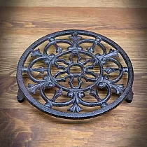 Virtuves dekoratīvā čuguna paplāte karstajiem traukiem apaļā formā, izmēri 20 x 2,5 cm