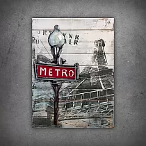 3D metalo sienų menas, paveikslas, sienų dekoras Raudonas metro ženklas Eifelio bokšto papėdėje, matmenys 60x80 cm
