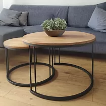 Elegantiškas apvalios formos kavos staliukas du viename su metaliniais dvigubais strypais, aukštis 47 cm ir 40 cm, skersmuo 75 cm ir 58 cm, laminato viršaus spalvos juoda, balta, ąžuolas, marmuras, betonas