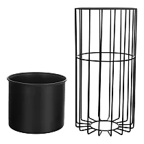 Metalinio dizaino gėlių vazonas iš juodų plieninių strypų ir plastikinio krepšelio juodos spalvos plotis 20 cm, aukštis 42 cm