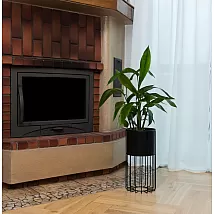 Metalinio dizaino gėlių vazonas iš juodų plieninių strypų ir plastikinio krepšelio juodos spalvos plotis 20 cm, aukštis 42 cm