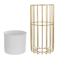 Metalo dizaino gėlių vazonas iš plieninių strypų auksinės spalvos ir plastikinio krepšelio baltos spalvos, plotis 20 cm, aukštis 46 cm