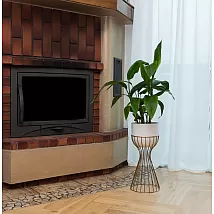 Metalo dizaino gėlių vazonas iš plieninių strypų auksinės spalvos ir plastikinio krepšelio baltos spalvos, plotis 20 cm, aukštis 46 cm