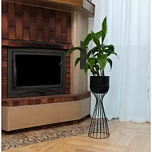 Vidutinio aukščio plieninis gėlių stovas iš juodos spalvos lenktų strypų ir juodo plastikinio vazono, aukštis 55 cm, plotis 20 cm