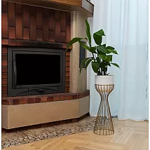 Metalo dizaino gėlių vazonas iš plieninių strypų auksinės spalvos ir plastikinio krepšelio baltos spalvos, plotis 20 cm, aukštis 55 cm