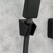Moderna izskata sienas jaucējkrāns ar dušas klausuli, augstums 150mm, platums 200mm, krāsa melna, apdare matēta