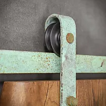 Loft-stiilis vana välimusega rohelise roostega lükandukse roomiksüsteem ühelehelistele ustele kuni 130 kg, kogupikkus 2 m