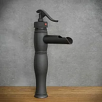 Industriālā stila vienas strūklas jaucējkrāns izgatavots no misiņa, melnā krāsā, augstums 32 cm, izteka garums 10,5 cm
