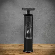 Industriālā stila vienas strūklas jaucējkrāns izgatavots no misiņa, melnā krāsā, augstums 20 cm, iztekas garums 13,5 cm