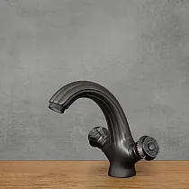 Black brass industrial-style sink faucet, with a height of 16cm and a spout length of 10cm.