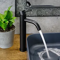 Moodne minimalistlikus stiilis seisev valamusegisti, kõrgus 29,5 cm, tila pikkus 9,5 cm