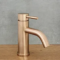 Retrostiilis roostevabast terasest roosakuldse värvi segisti, harjatud, poleeritud, kõrgus 17 cm, tila pikkus 9,5 cm