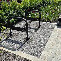 Velosipēdu statīvs, cinkots un melns krāsots, retro stilā, augstums 80 cm, garums 80 cm, ar čuguna dekoratīviem elementiem un velosipēda logo, betonējams zemē