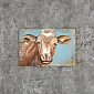 3D metalen decor, een bruine koe met een hart op haar voorhoofd op blauwe achtergrond, horizontale oriëntatie, afmetingen 90x60cm