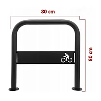 Kültéri fém kerékpártároló állvány acél logóval, fekete színű, mérete 80x80 cm