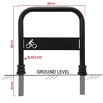 Cinkuotas ir juodai dažytas dviračių stovas, retro stiliaus 80x80 cm su ketaus dekoratyviniais elementais ir dviračio logotipu, įžeminta betono instaliacija