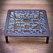 Virtuvės dekoratyvinis ketaus karšto puodo stovas kvadrato formos su kojelėmis, matmenys 17,5 x 17,5 x 4,5 cm