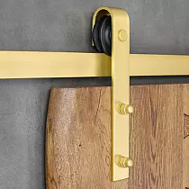 Bīdāmo durvju sistēma izgatavota no tērauda zeltainā krāsā, vienas vērtnes durvīm līdz 100 kg, stiprināma pie sienas